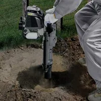 Mașină-de-bătut-țăruși-pentru-gard-cu-2-capete-37-cm³-mecanism-de-acționare-în-4-timpi-pentru-stâlp-tip-T-acționată-pe-benzină