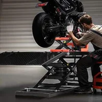 Elevator-hidraulic-pentru-motociclete-capacitate-de-680-kg-cu-rampă-mobilă