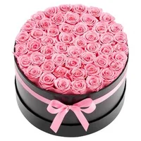 Flori-roz-eterne-50-de-trandafiri-conservați-într-o-cutie-rotundă
