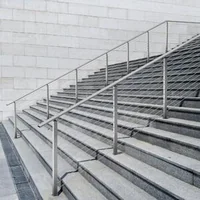 Stâlp-pentru-balustradă-cu-cablu-pentru-scări-107-cm-secțiune-5x5-cm-găuri-la-30-de-grade-din-oțel-inoxidabil-argintiu-HR-005G