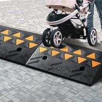 Rampă-de-cauciuc-pentru-bordură-2-bucăți-înălțime-11-cm-capacitate-15000-kg-structură-grilaj-și-benzi-reflectorizante