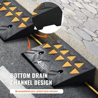 Rampă-de-cauciuc-pentru-bordură-2-bucăți-înălțime-11-cm-capacitate-15000-kg-structură-grilaj-și-benzi-reflectorizante