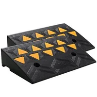 Rampă-de-cauciuc-pentru-bordură-2-bucăți-înălțime-11-cm-capacitate-15000-kg-structură-grilaj-și-benzi-reflectorizante