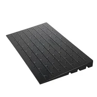 Rampă-din-cauciuc-pentru-prag-înălțime-6-5-cm-cu-3-canale-pentru-cabluri-capacitate-1000-kg-pentru-scaun-rulant-și-scuter