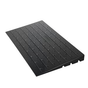 Rampă-de-cauciuc-pentru-prag-cu-înălțime-de-7-5-cm-și-3-canale-pentru-cabluri-capacitate-1000-kg-pentru-scaun-cu-rotile-și-scuter