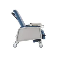 Fotoliu-geriatric-cu-3-poziții-de-înclinare-ridicarea-picioarelor-masă-mobilă-și-4-roți-capacitate-de-încărcare-113-kg-107-x-66-x-120-cm