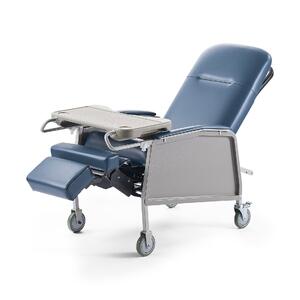Fotoliu-geriatric-cu-3-poziții-de-înclinare-ridicarea-picioarelor-masă-mobilă-și-4-roți-capacitate-de-încărcare-113-kg-107-x-66-x-120-cm