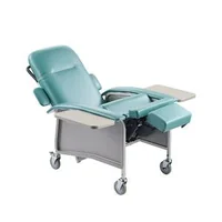 Fotoliu-geriatric-cu-4-poziții-de-înclinare-poziție-Trendelenburg-2-măsuțe-mobile-și-4-roți-capacitate-de-încărcare-113-kg-94-x-79-x-128-cm