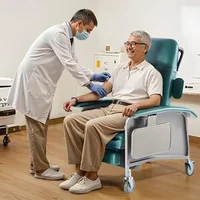 Fotoliu-geriatric-cu-4-poziții-de-înclinare-poziție-Trendelenburg-2-măsuțe-mobile-și-4-roți-capacitate-de-încărcare-113-kg-94-x-79-x-128-cm